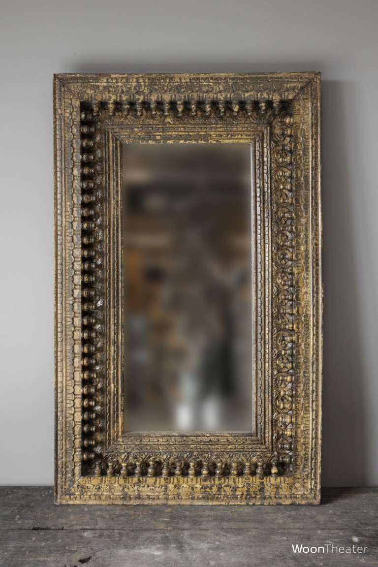 Bijzondere authentieke spiegel met snijwerk